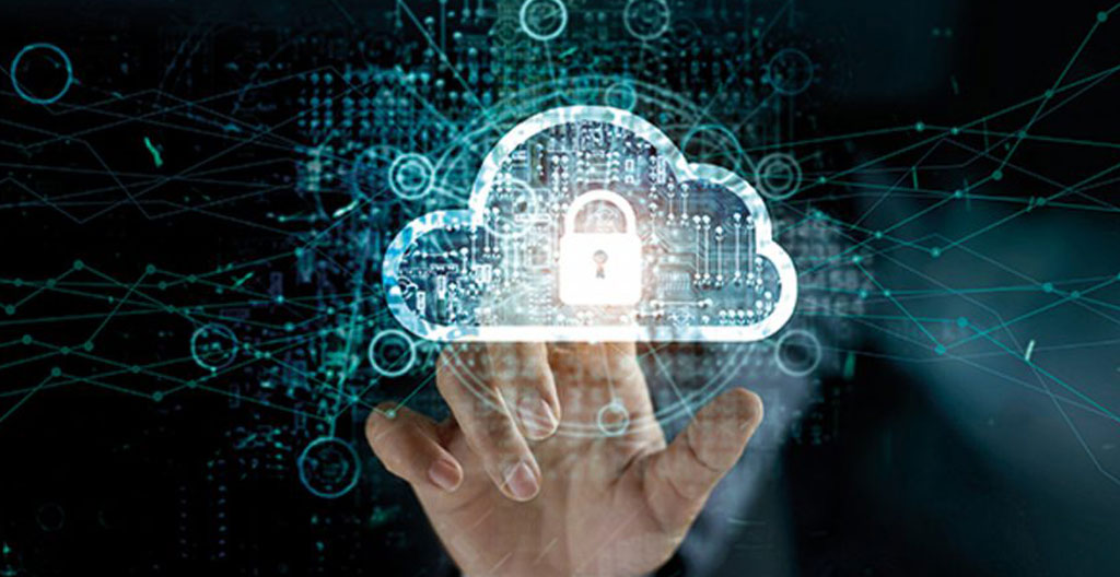 Responsable IT analysant un tableau de bord d'infrastructure cloud hybride sur un écran mural moderne